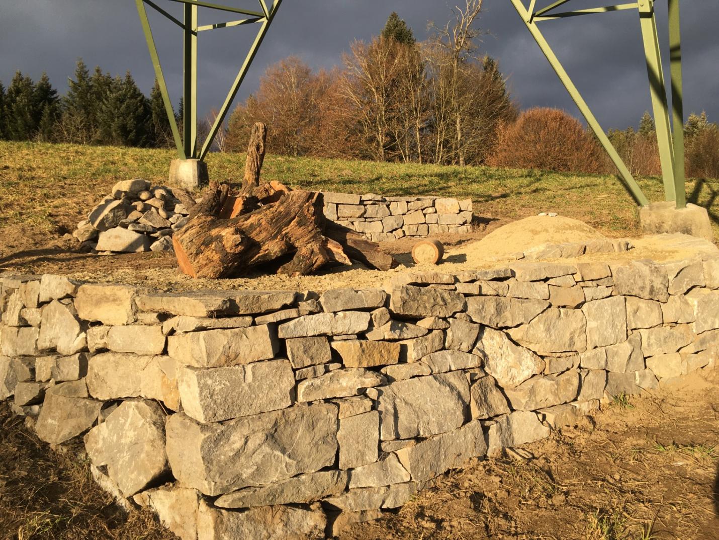 Trittsteine unter Leitungsmasten