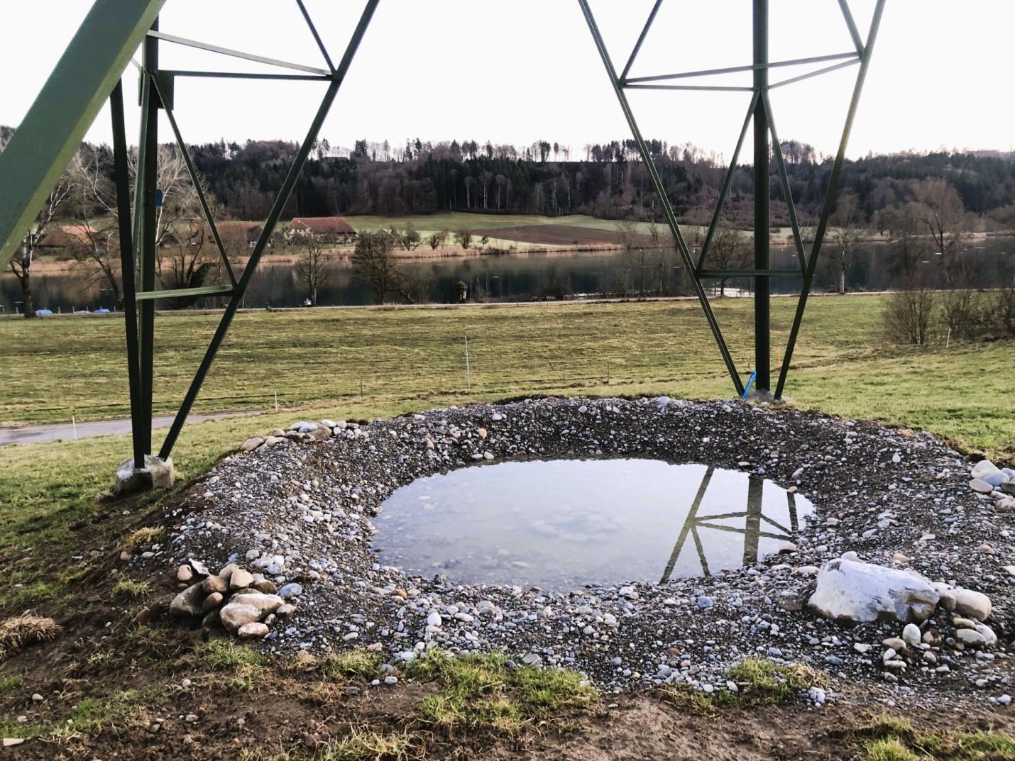 Trittsteine unter Leitungsmasten