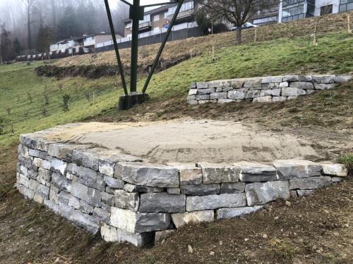 Trittsteine unter Leitungsmasten